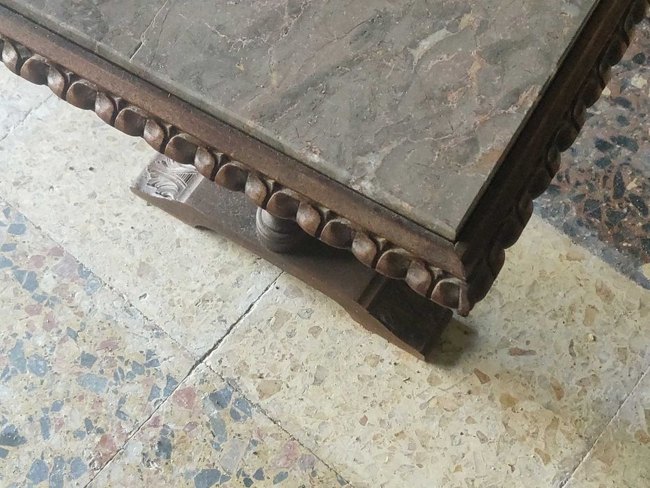 Mesa de madeira com pedra