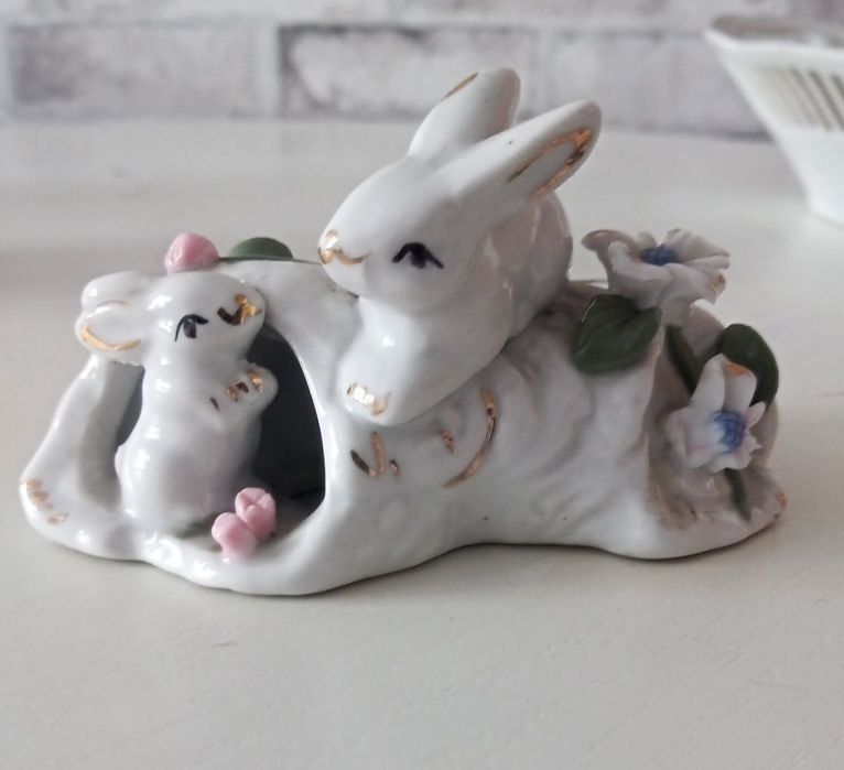 Urocza figurka porcelanowa dwa króliki przy pniuvintage