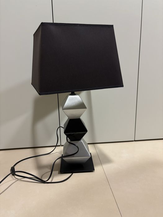 Candeeiro em tons pretos e cinzentos