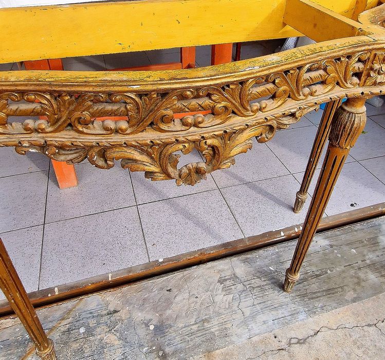Mesa tipo credencial dourada