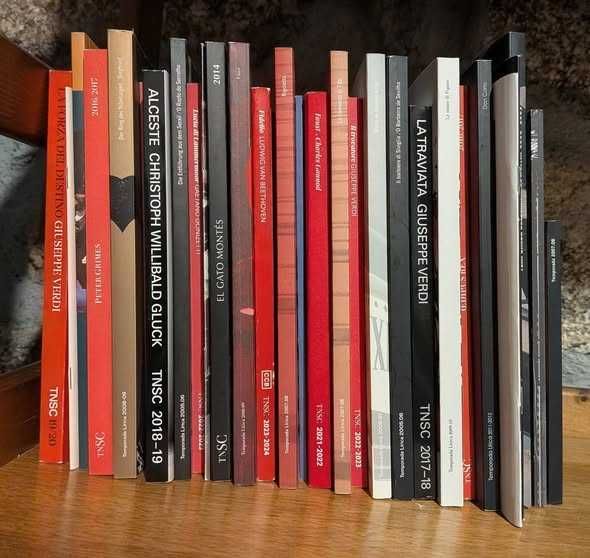 Livros para acompanhar as óperas Teatro de S. Carlos