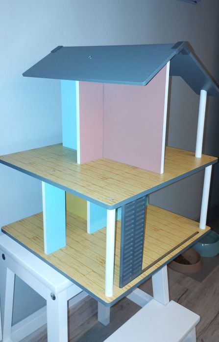 Drewniany domek dla lalek