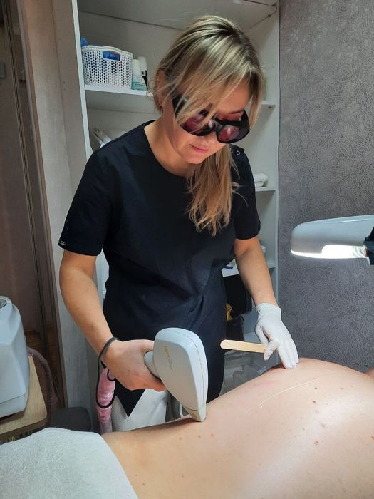 Жалаңаш құлдар шынжырға байланған