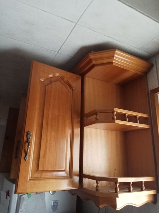 Conjunto de Armários Supenso de Cozinha em Madeira (Com Vitrine)