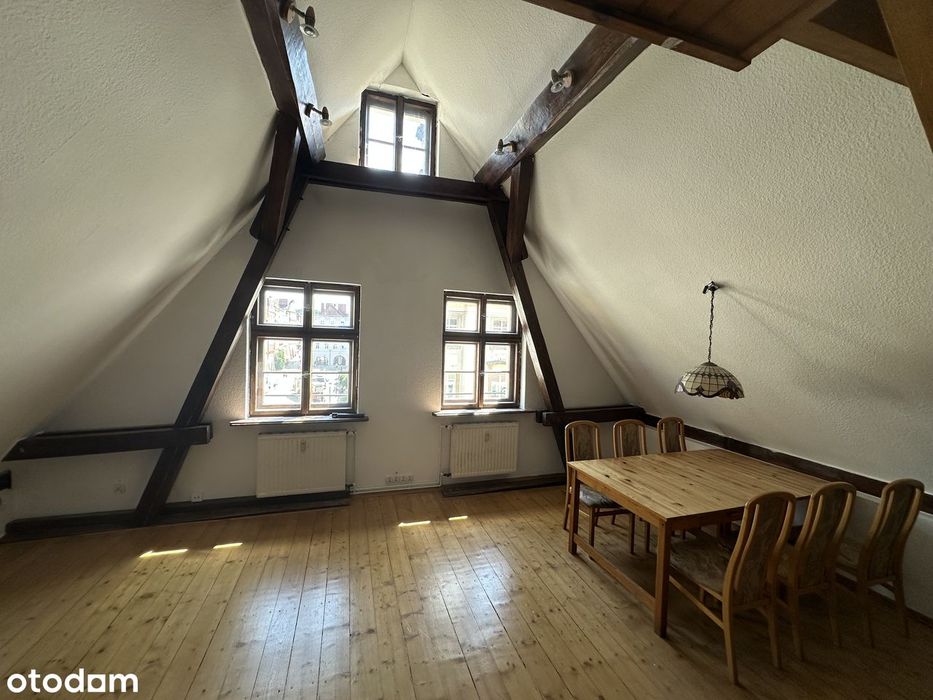 Dwupoziomowe mieszkanie z balkonem w Śródmieściu