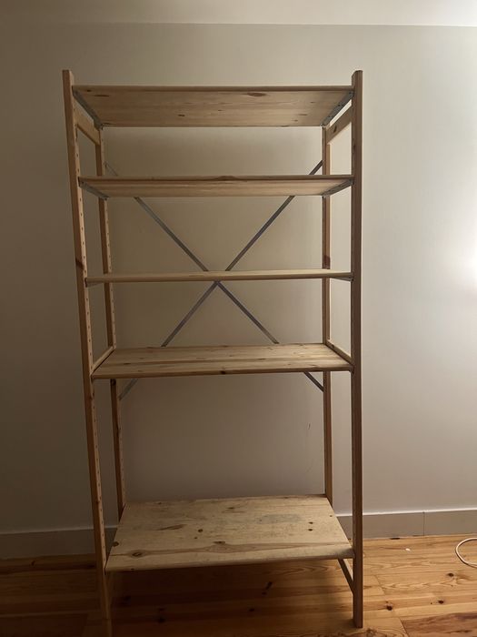 Estante de madeira