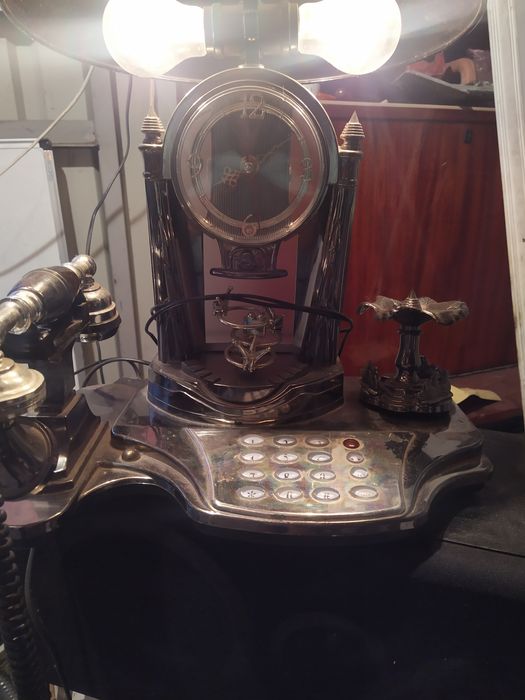 Продам часы будильник и телефон