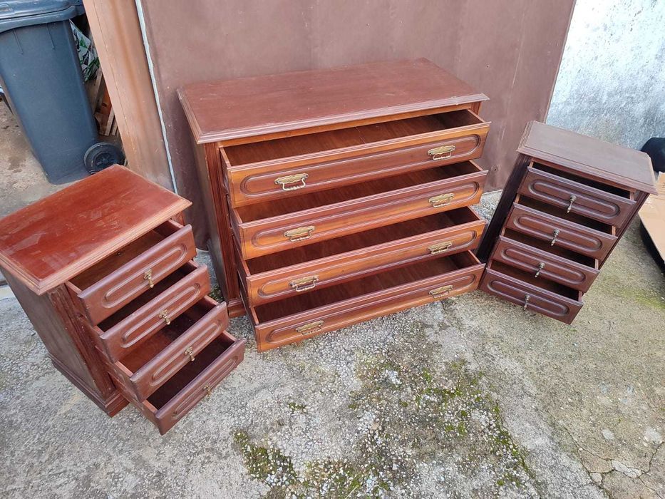 Cômoda com duas mesas cabeceiras