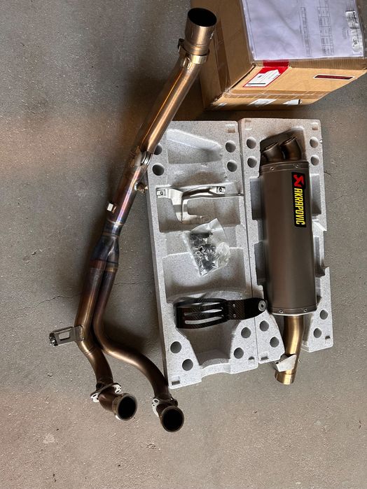 tłumik akrapovic honda afryka twin 2024r