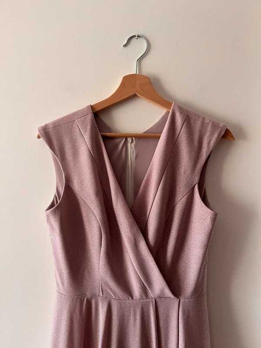 Pudrowa różowa sukienka midi dekolt V bez rękawów taliowana M 38