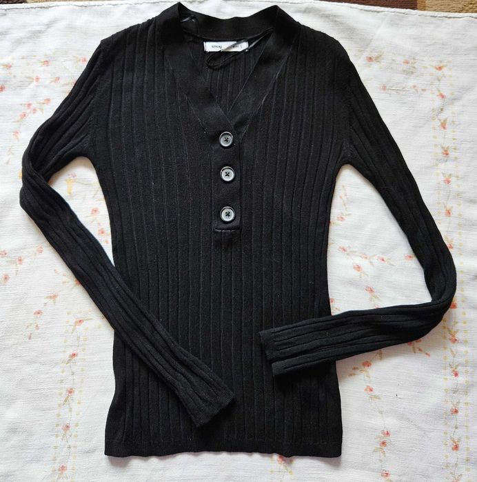 Czarny sweter w serek S, guziki