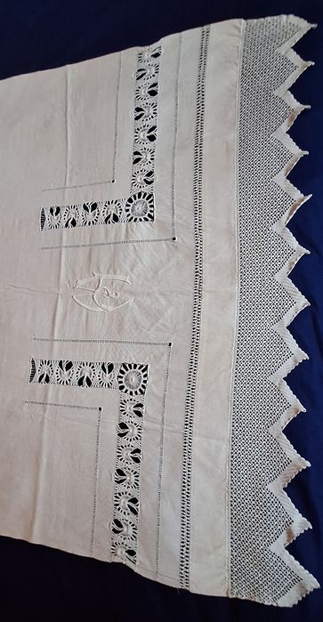 Toalha de lavatório em linho renda e 2 monogramas bordados antiga 1930