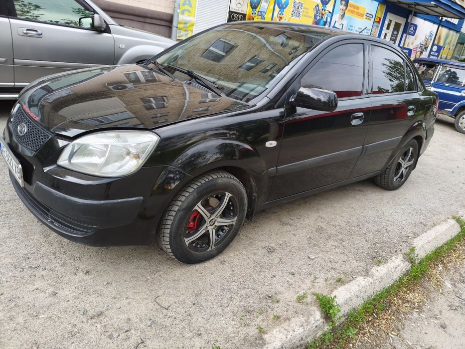 Дуже гарне авто,все працюю торг біля капоту