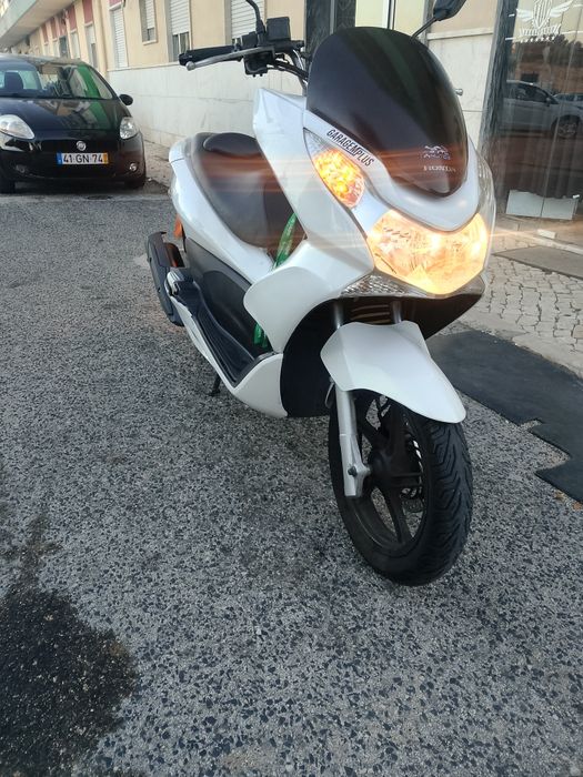 HONDA PCX 2012 Mota bem cuidada, óleo e kit CVT em dia, elétrica e pneus em excelente estado.
