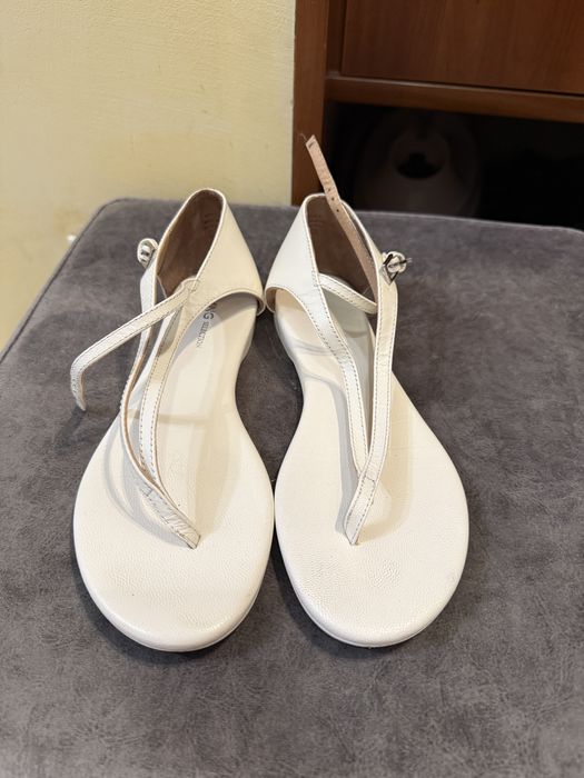 Білі шкіряні сандалі 36 mango