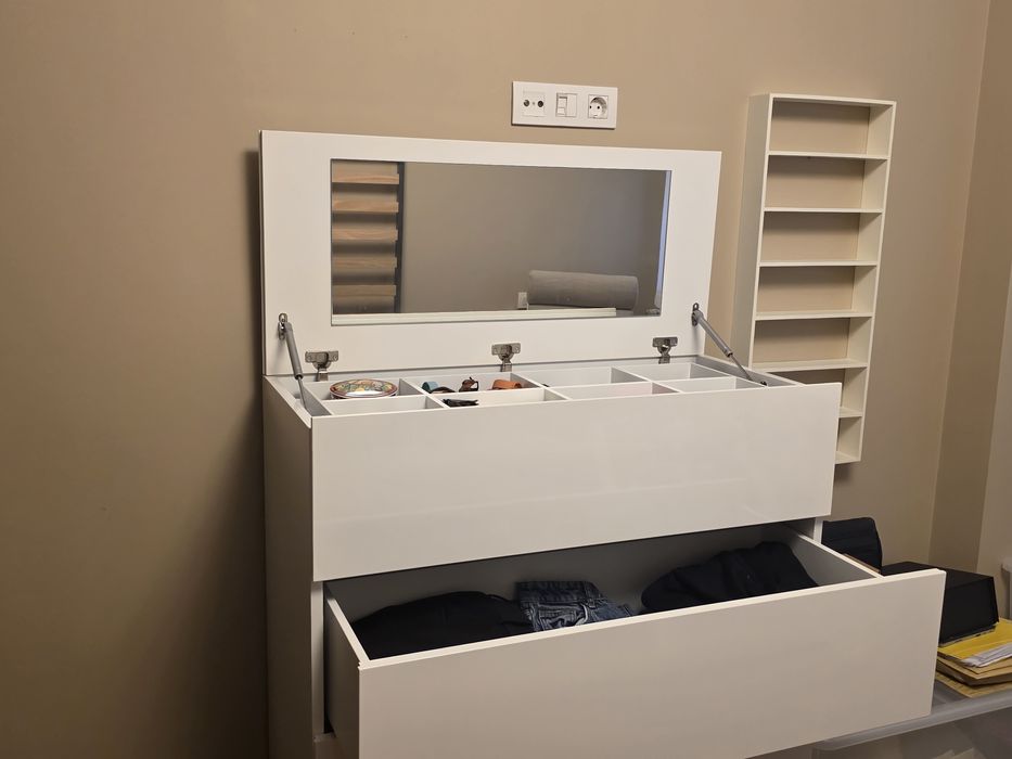 Comoda lacada branco de alta qualidade em bom estado.
