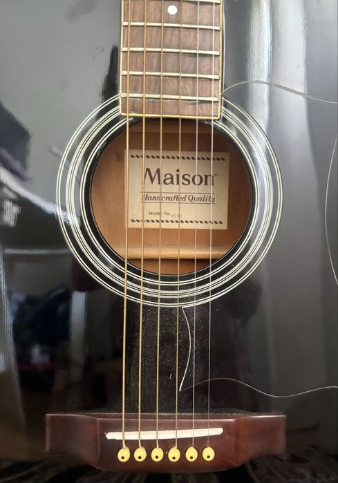 Guitarra acústica Maison com estojo incluído.