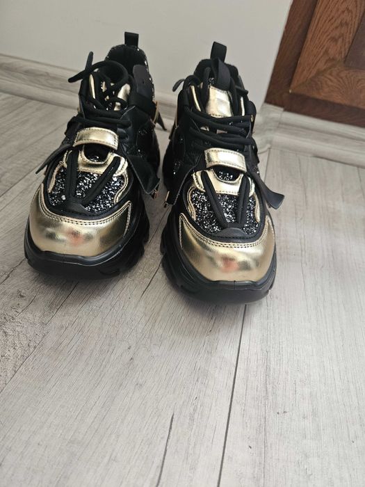 Buty sneakersy czarno zlote