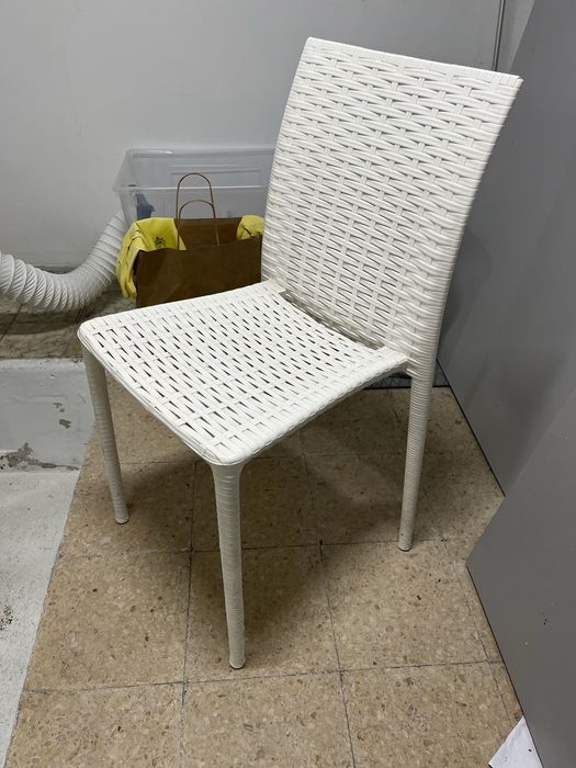 Cadeira branca de plastico