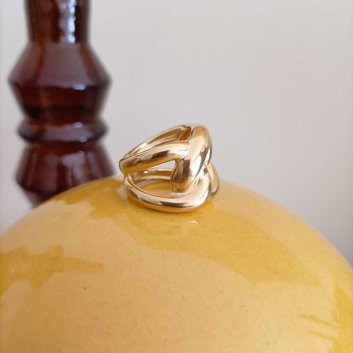 Anel dourado em aço.