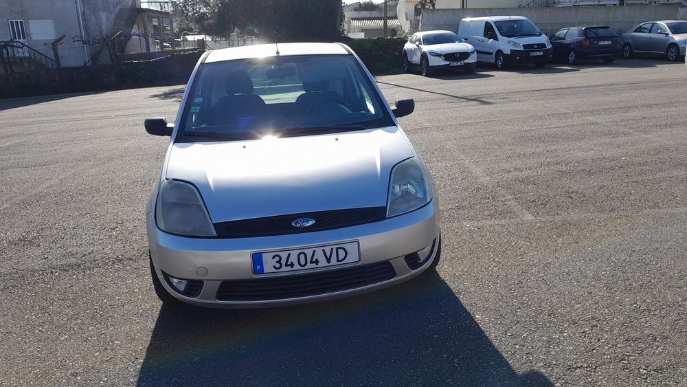 Automóvel comercial 2 lugares Ford fiesta a gasóleo de 2 003