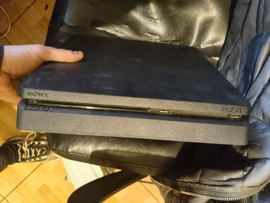 PS4 1 TB a funcionar em perfeito estado com comando e cabos