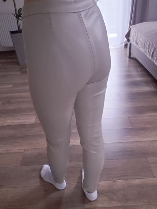Zara 34/XS beżowe spodnie ekoskóra