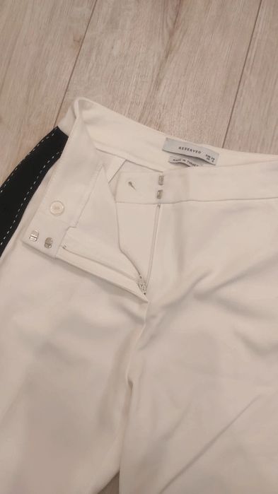 Białe spodnie w kant z lampasem, Reserved, r. 34/XS