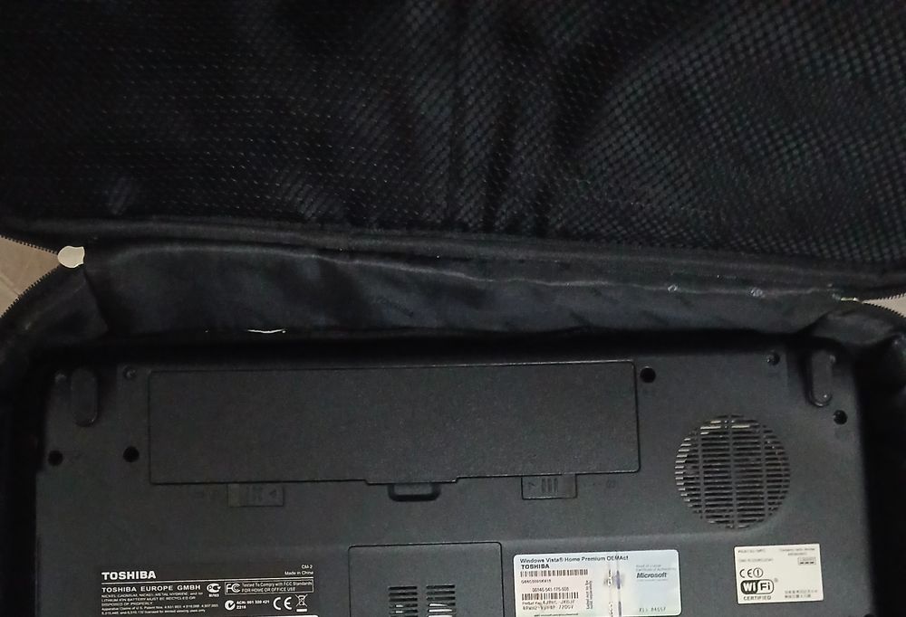 Portátil Toshiba + Carregador + Mala | A funcionar bem (Ligado à corrente)