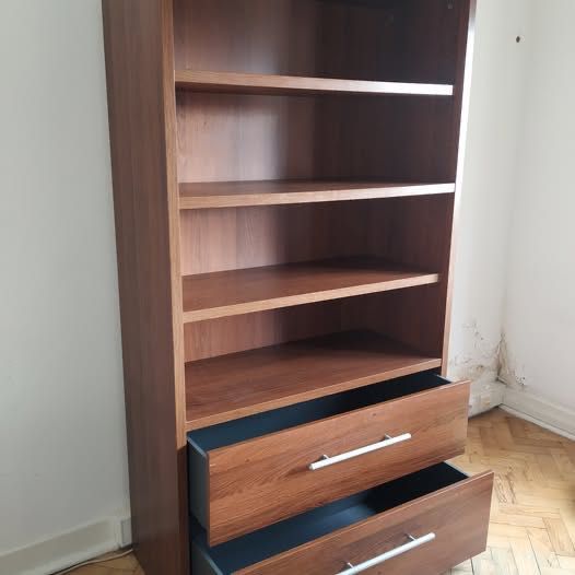 Estante para livros com gavetas