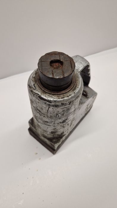 Podnośnik samochodowy 7t