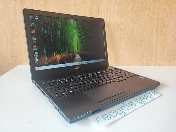 Fujitsu LIFEBOOK A555 i3-5005U 8GB RAM 128GB SSD Teclado PT Win 11 Estado: Muito Bom - B
