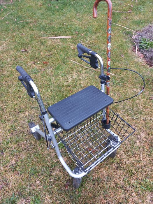 Sprzedam Chodzik rehabilitacyny balkonik

Koła