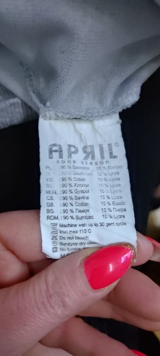 Bluza szara   na czarnym tle z napisami
