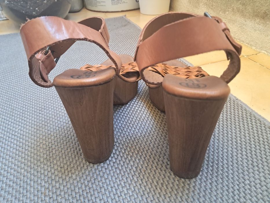 Sandalias em pele e madeira