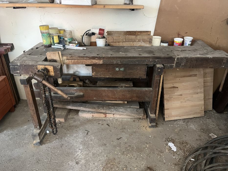 Stary drewniany warsztat stolarski do renowacji