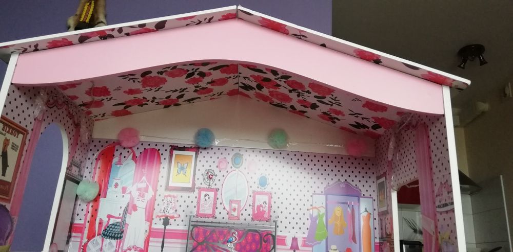 Duży drewniany domek dla lalek