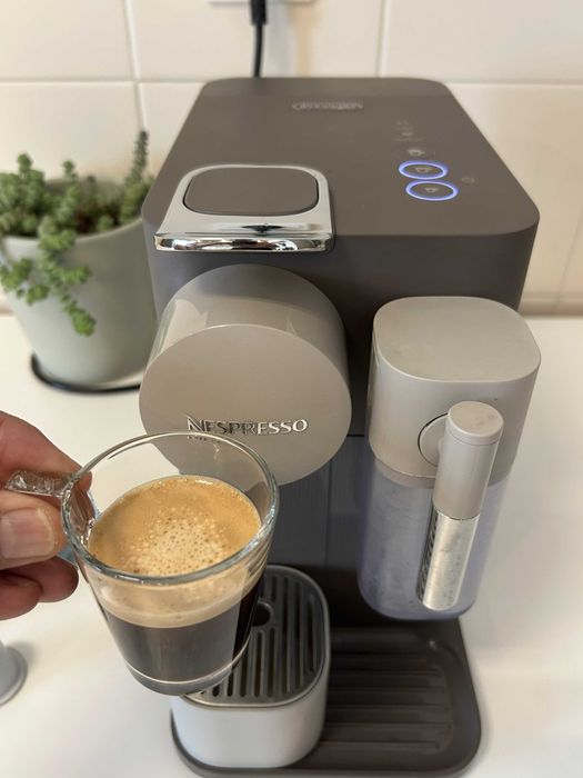 Máquina Café NESPRESSO Delonghi Lattissima ONE