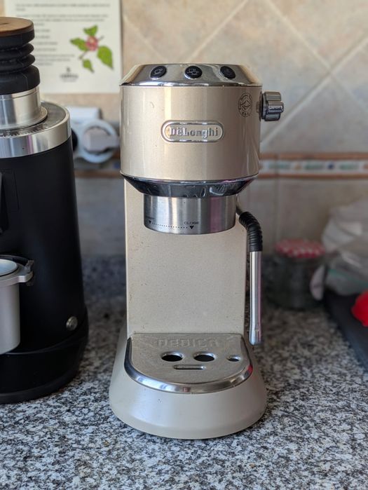 Maquina de café Delonghi Dedica EC885.GY