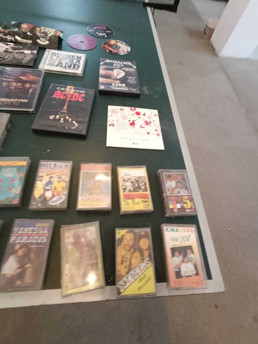 Kolekcja kaset i płyt CD oraz dvd