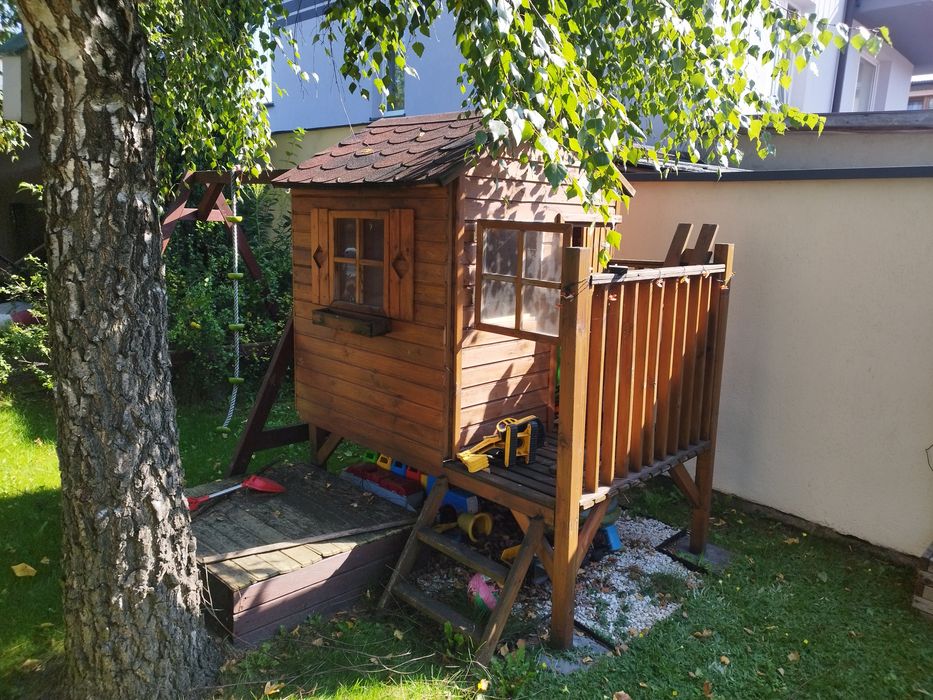 Domek ogrodowy, kryty gontem, piaskownica i huśtawki