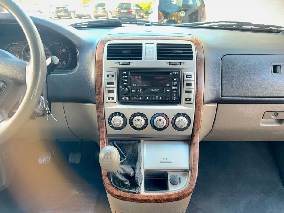 Kia Carnival  2003