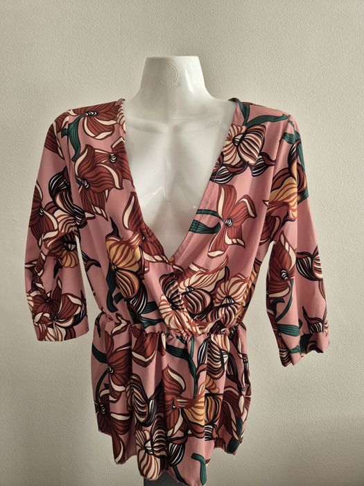 Blusa meia manga Decote em V

Tem elástico na zona da cintura
Tamanho