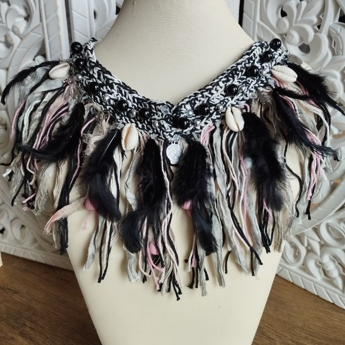 Naszyjnik z piórami i muszelkami w stylu boho