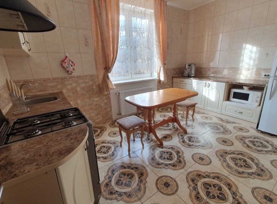 Оренда сучасного, затишного будинку в Полтаві.