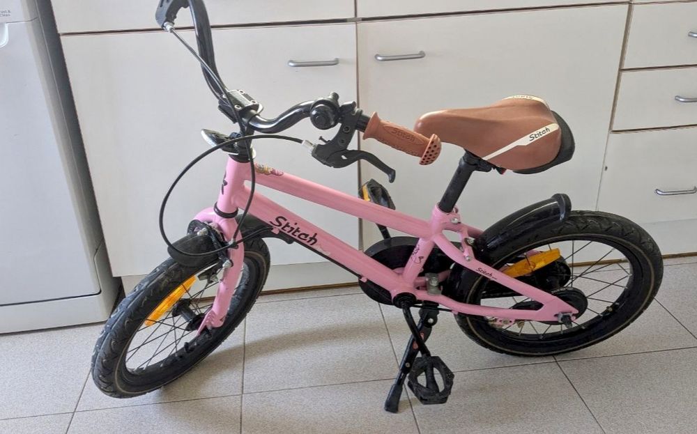 Vendo bicicleta infantil (5-6 anos) para menina com rodas de 16 polega