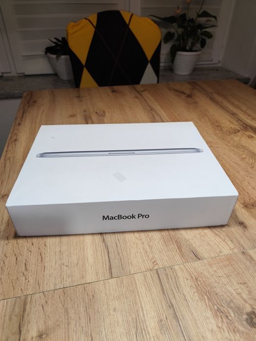 MacBook Pro 8GB pamięci RAM 256 GB dysk 2013r