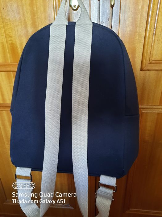 Mochila azul escuro