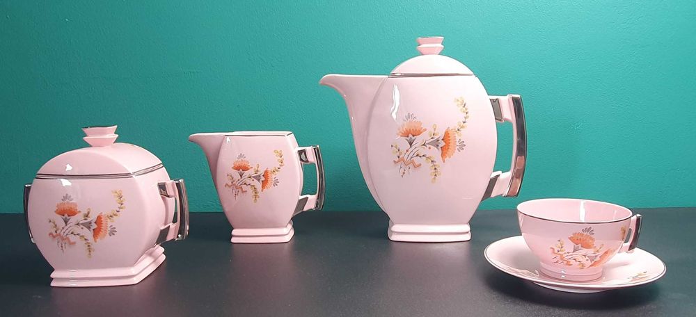 Różowy serwis do kawy Ćmielów „Płaski” ok.1930 r. proj. Bogdan Wendorf