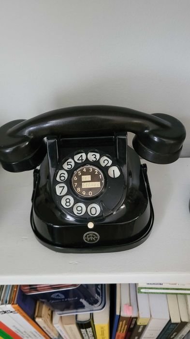 Telefones antigos pretos